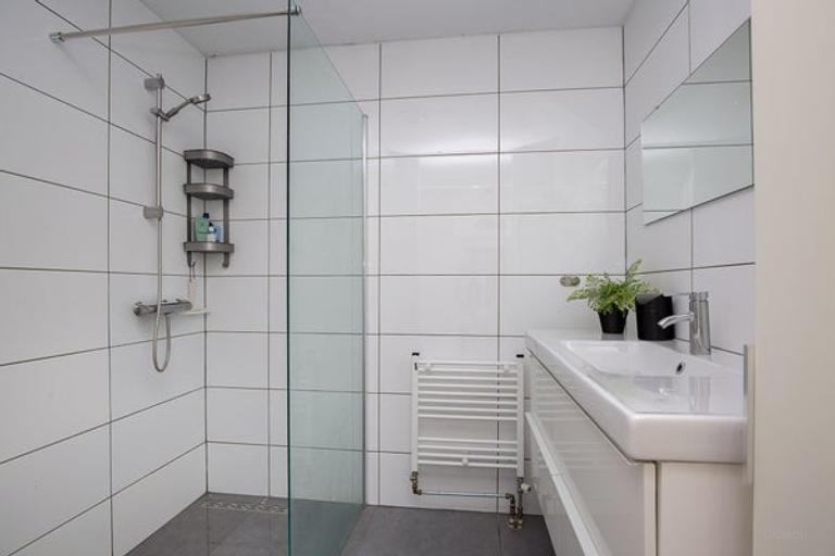 Bovenste etage met balkon aan het kanaal - Afbeelding 12