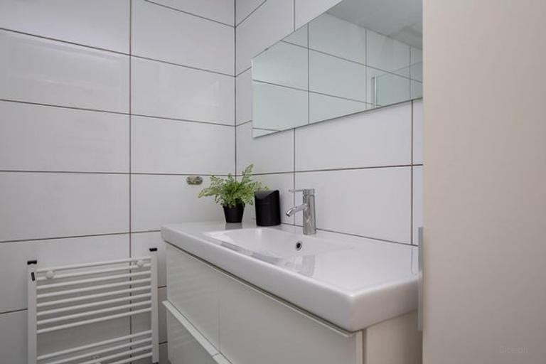 Bovenste etage met balkon aan het kanaal - Afbeelding 13
