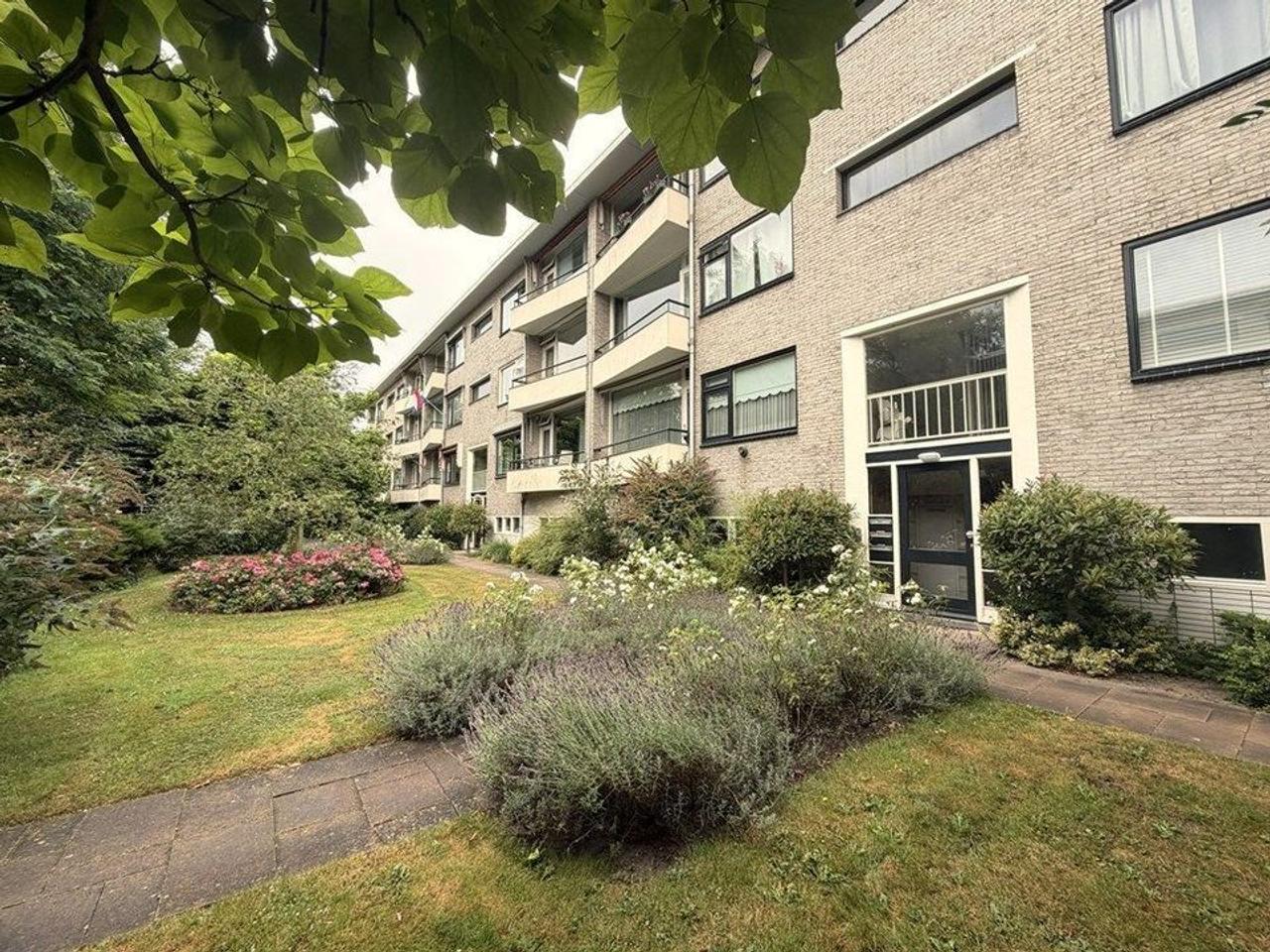 Bright 2-bedroom apartment with 2 balconies - Image 1