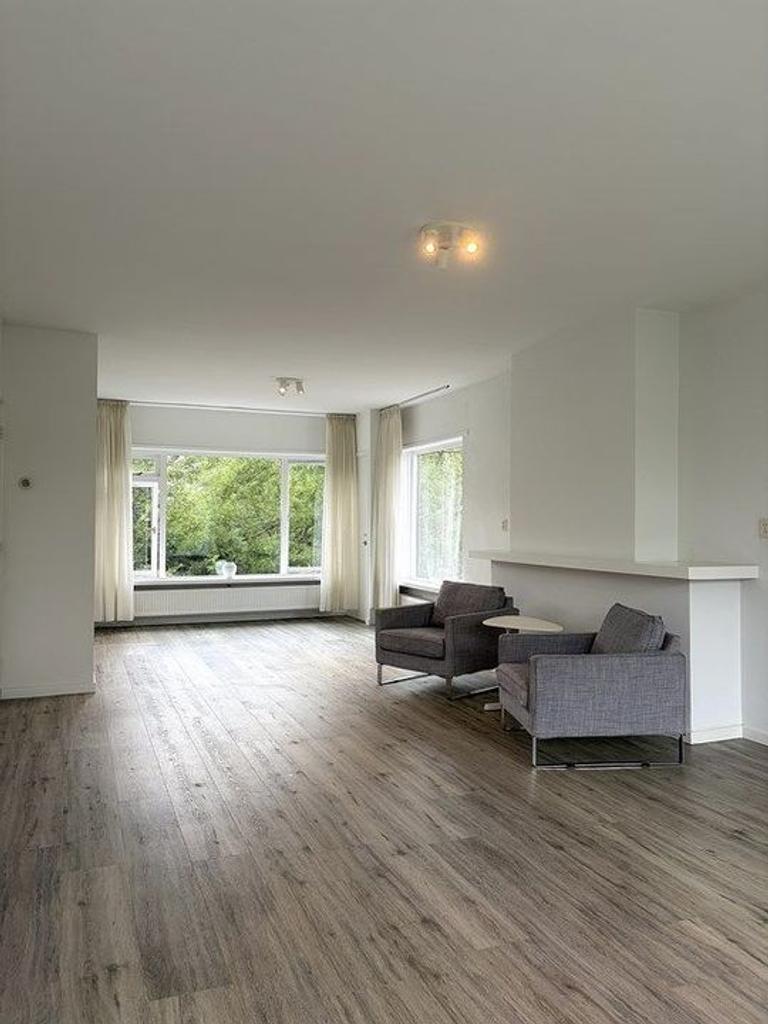 Bright 2-bedroom apartment with 2 balconies - Image 2
