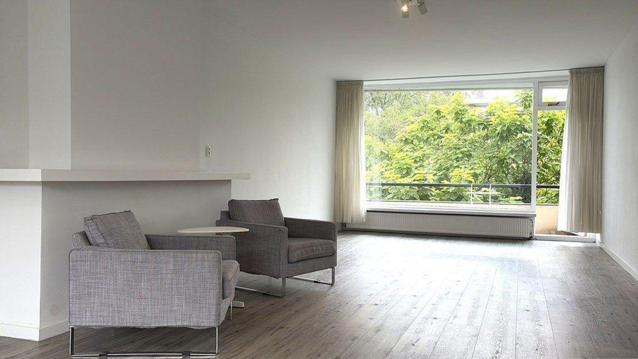 Bright 2-bedroom apartment with 2 balconies - Image 3