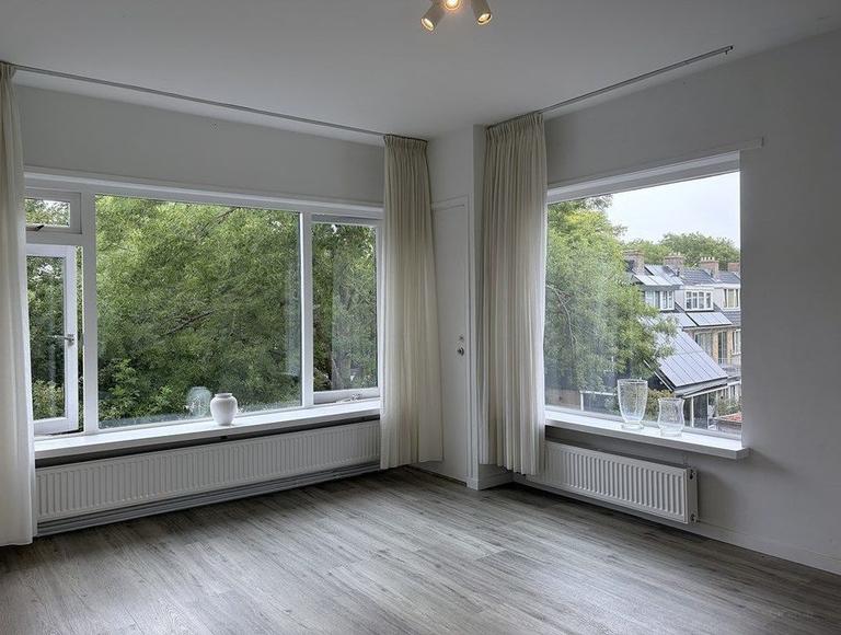Bright 2-bedroom apartment with 2 balconies - Image 4