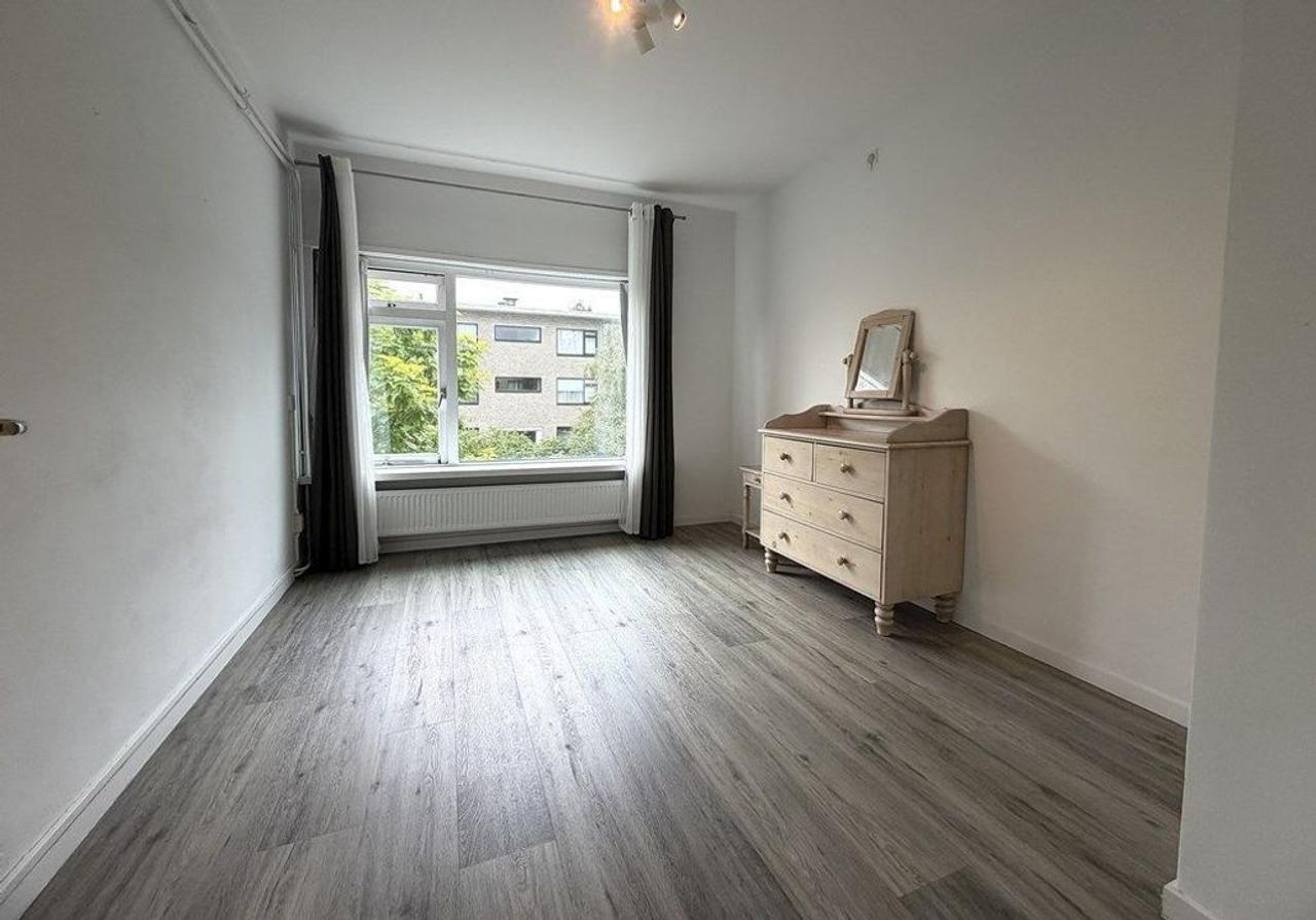 Bright 2-bedroom apartment with 2 balconies - Image 6