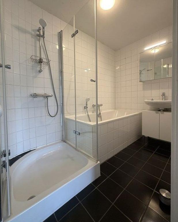 Bright 2-bedroom apartment with 2 balconies - Image 8