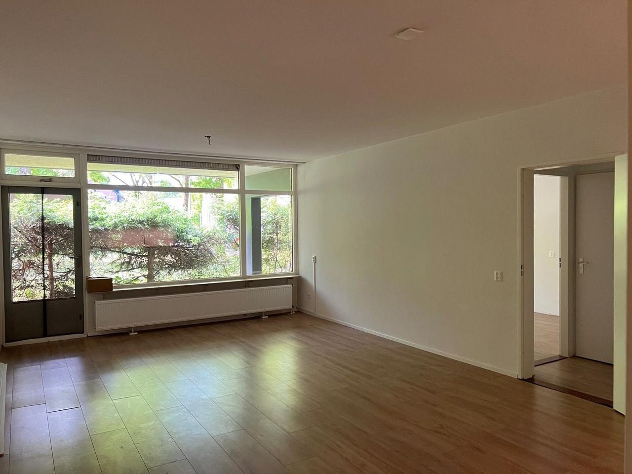 Apartment with Terrace and Private Parking - Image 2