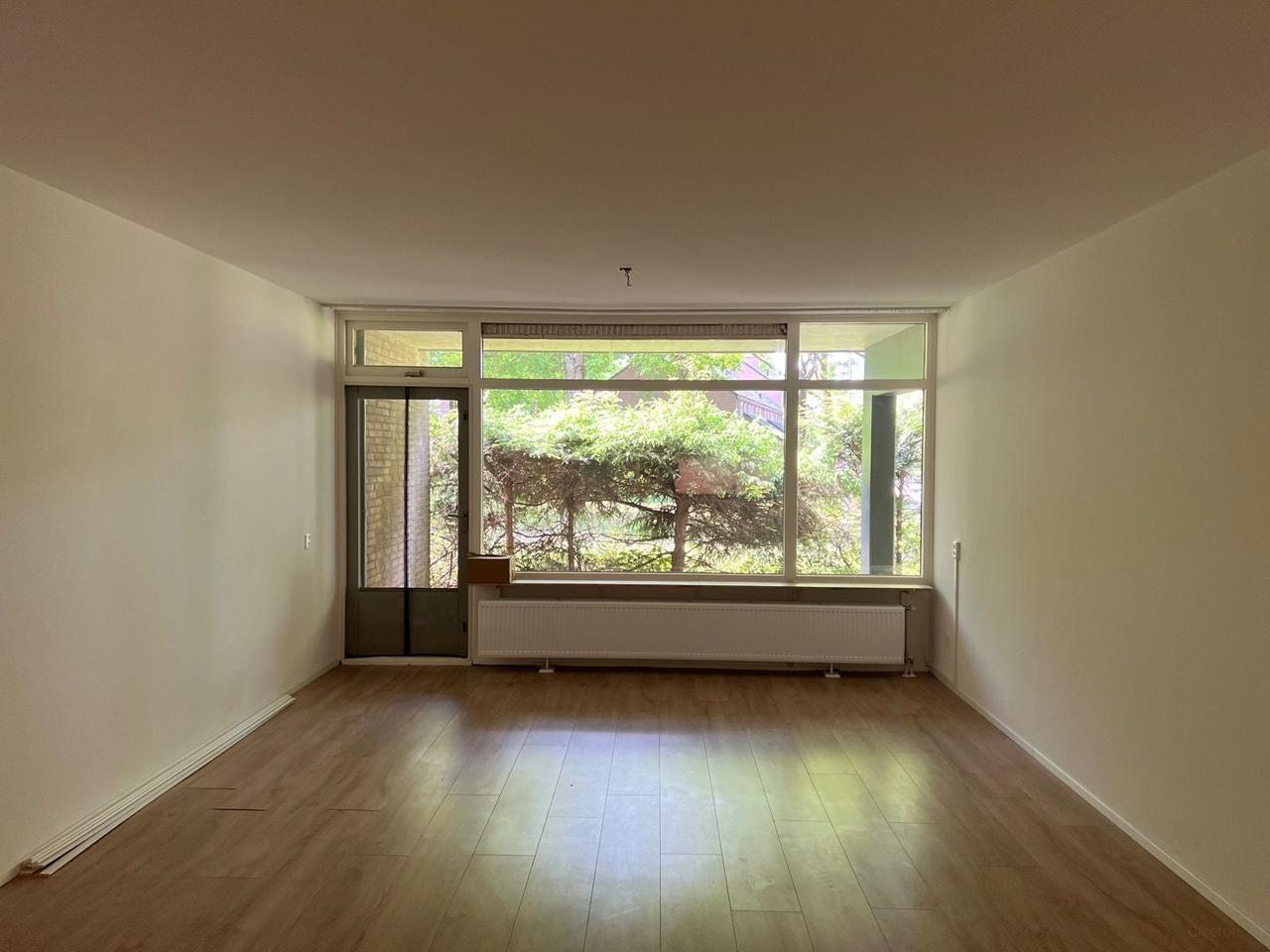 Apartment with Terrace and Private Parking - Image 3