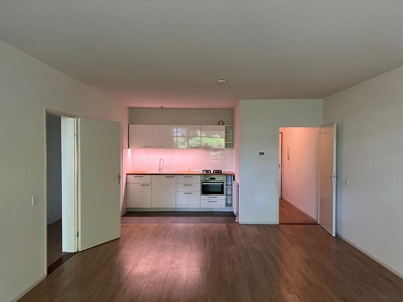 Apartment with Terrace and Private Parking - Image 4