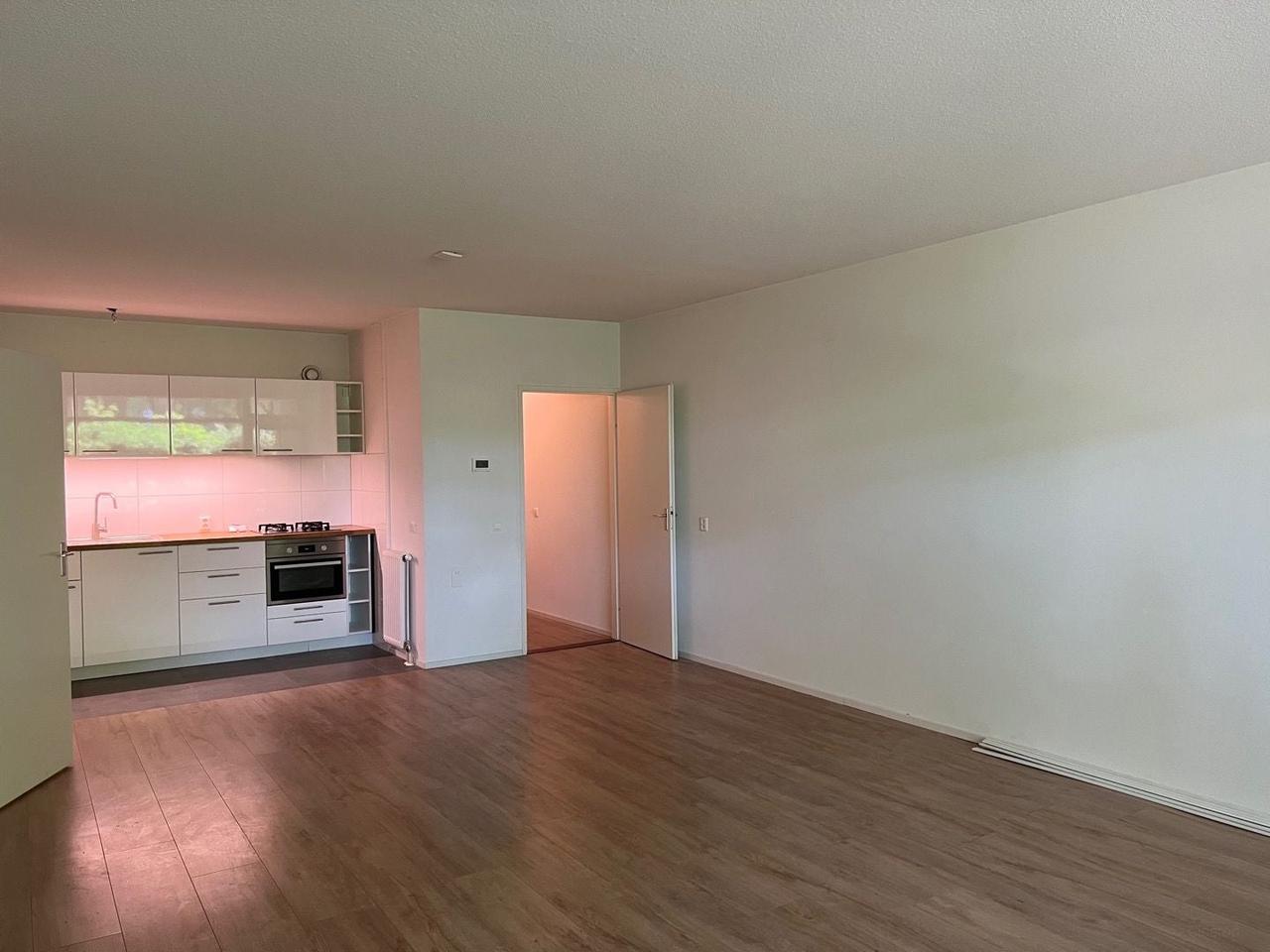 Apartment with Terrace and Private Parking - Image 5