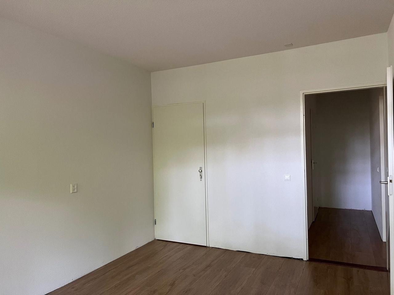 Apartment with Terrace and Private Parking - Image 8