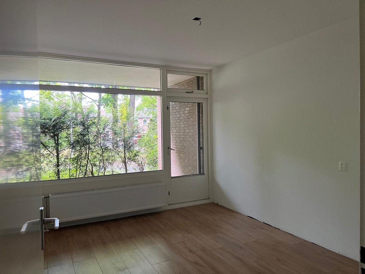 Apartment with Terrace and Private Parking - Image 9