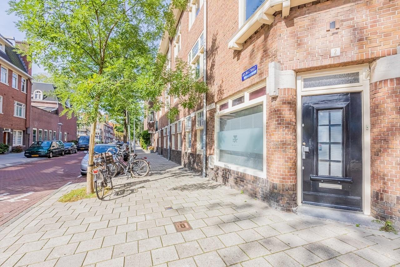 Bright 4-room apartment near Vondelpark - Image 1
