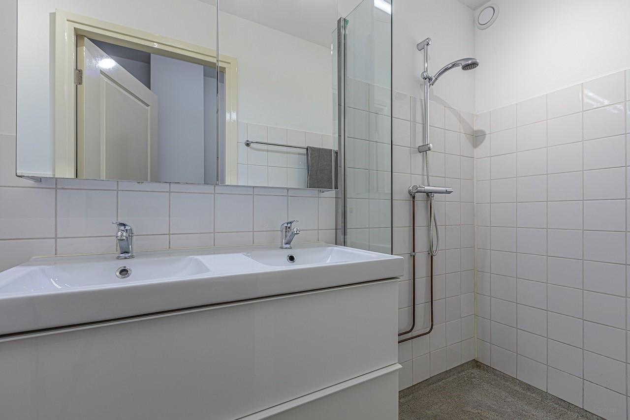 Bright 4-room apartment near Vondelpark - Image 14