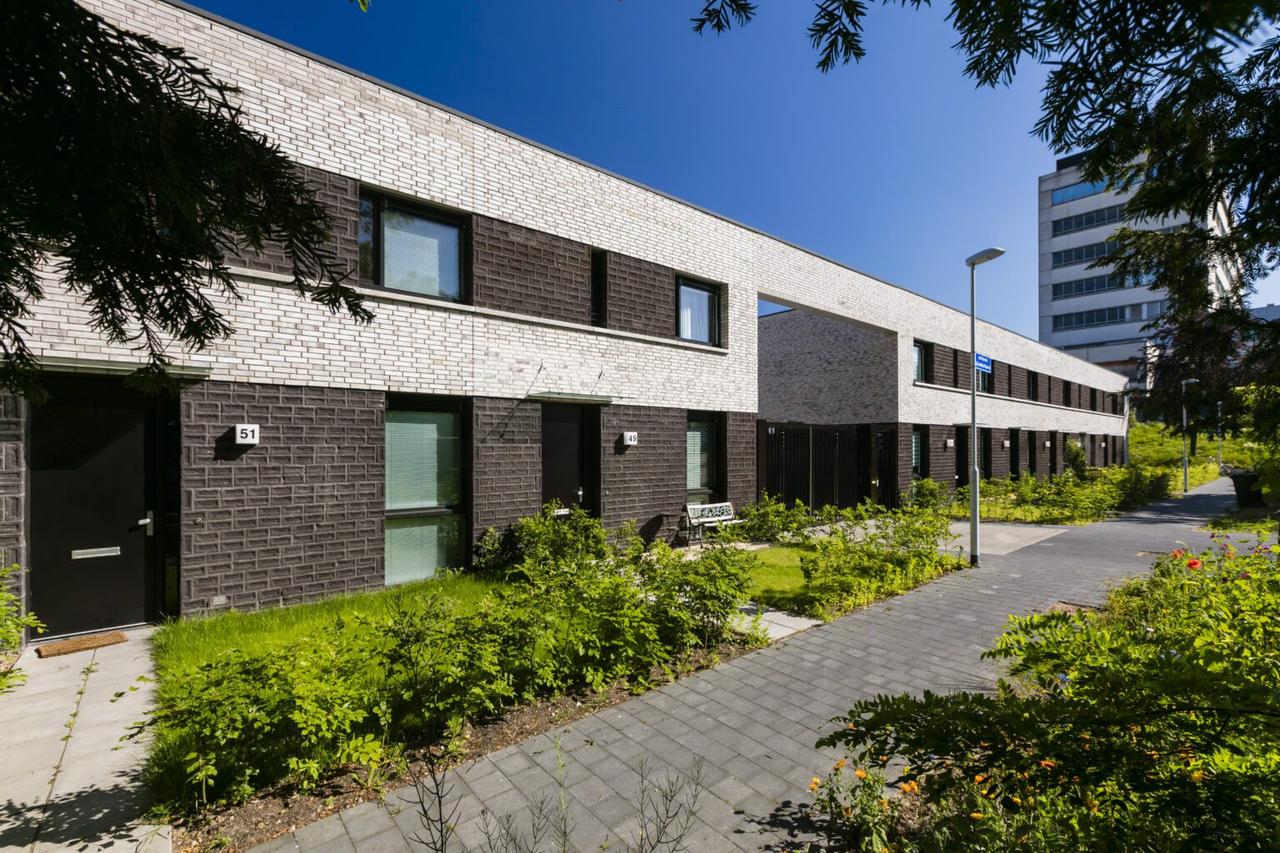 Tussenwoning met tuin en parkeerplek - Afbeelding 1