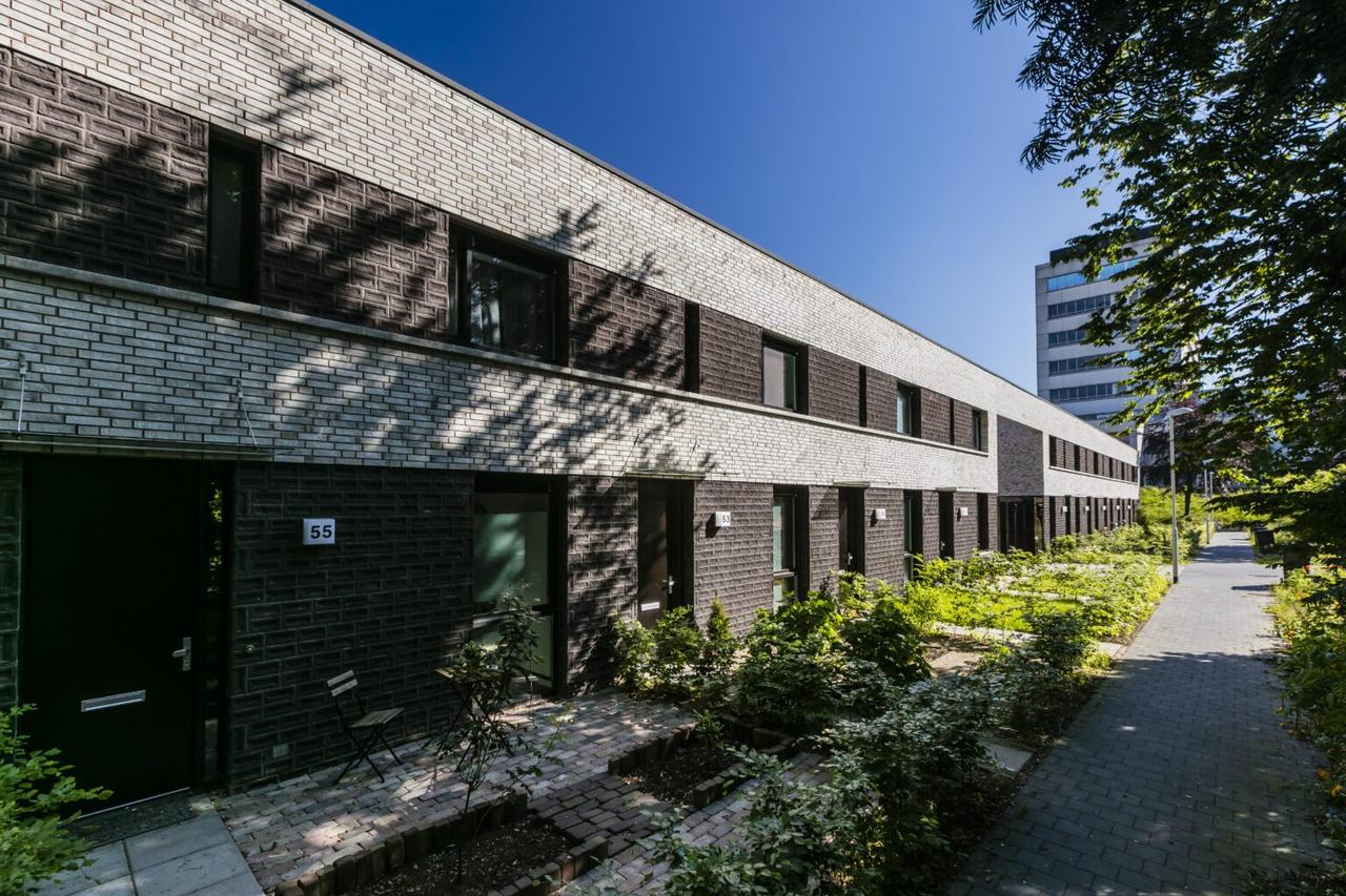 Tussenwoning met tuin en parkeerplek - Afbeelding 2