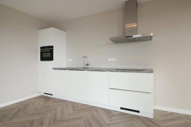 Corner Apartment with Water View and Parking - Image 2