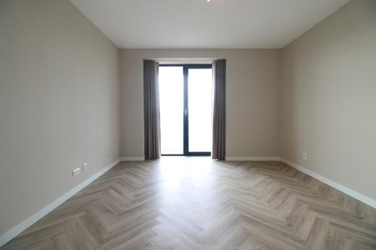 Corner Apartment with Water View and Parking - Image 5