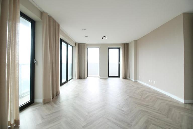 Corner Apartment with Water View and Parking - Image 7