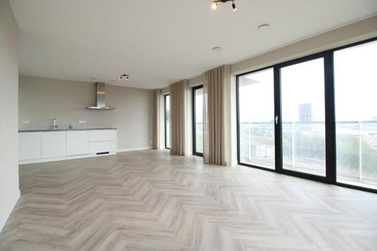 Corner Apartment with Water View and Parking - Image 8