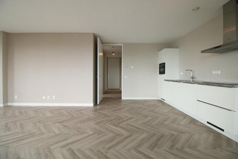 Corner Apartment with Water View and Parking - Image 9