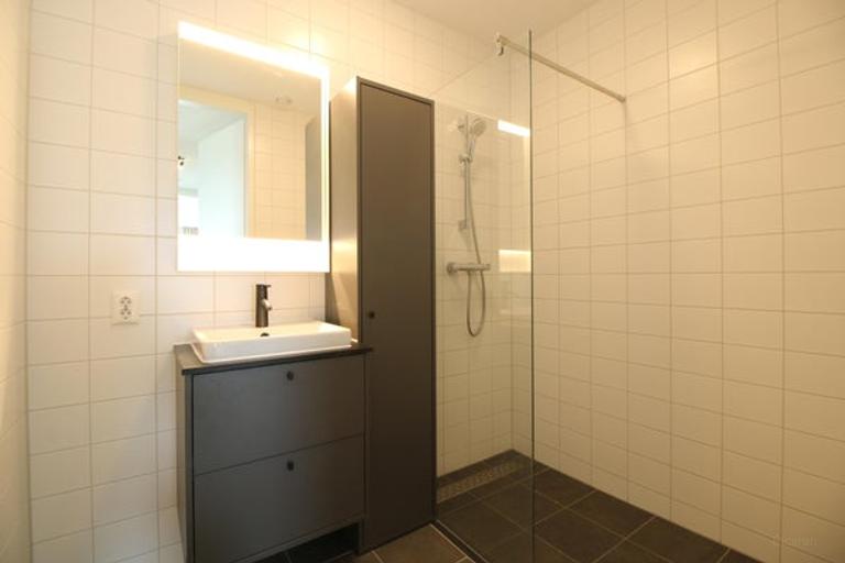 Corner Apartment with Water View and Parking - Image 12