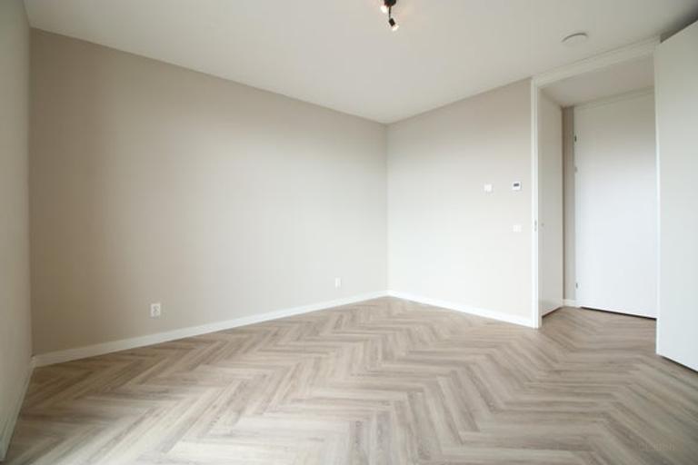 Corner Apartment with Water View and Parking - Image 14
