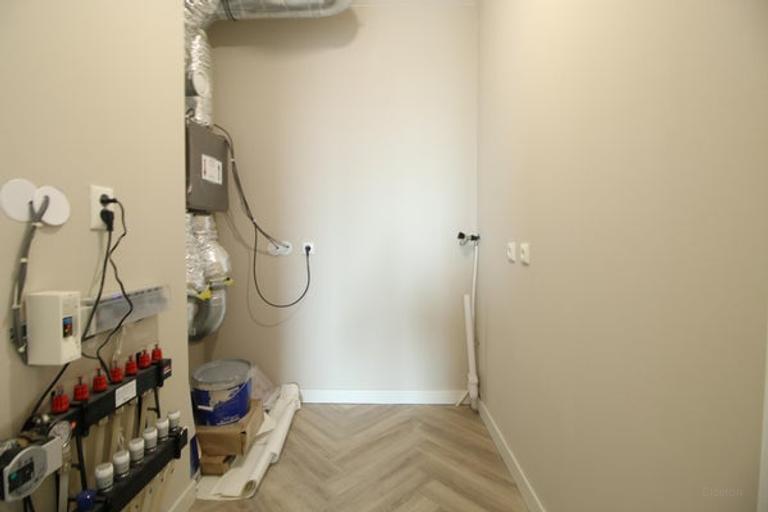 Corner Apartment with Water View and Parking - Image 15
