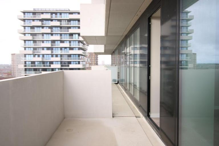 Corner Apartment with Water View and Parking - Image 16