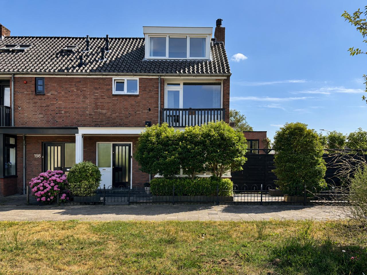 Gemeubileerde hoekwoning met 4 slaapkamers - Afbeelding 1