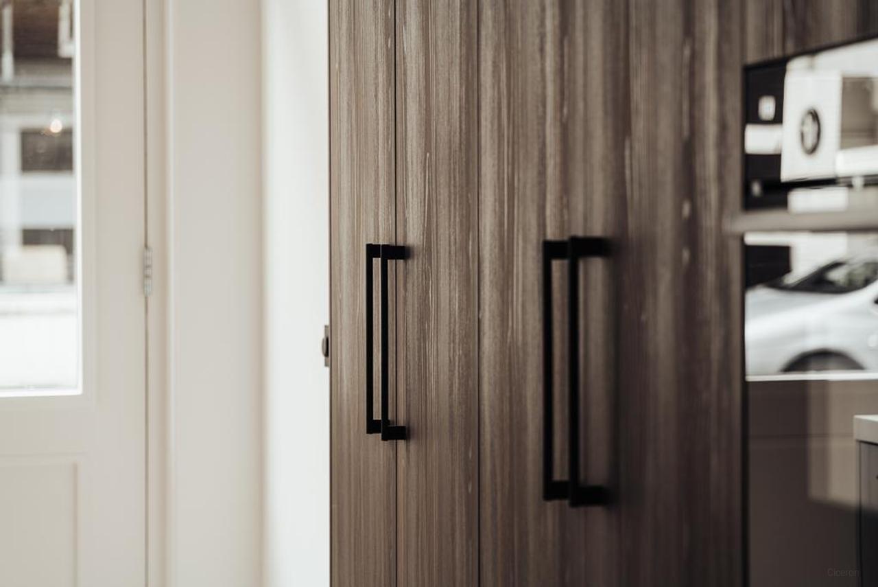 129 m² Living in Amsterdam's Canal District - Image 3
