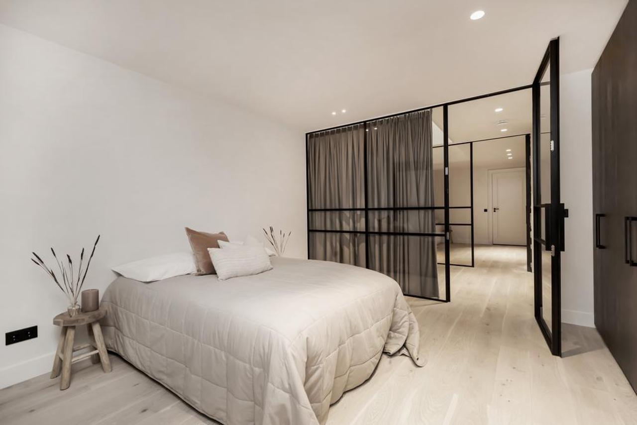 129 m² Living in Amsterdam's Canal District - Image 11