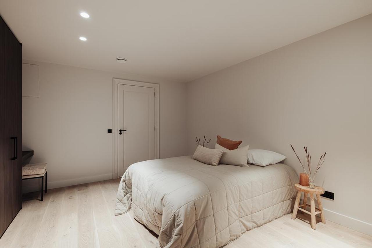 129 m² Living in Amsterdam's Canal District - Image 13