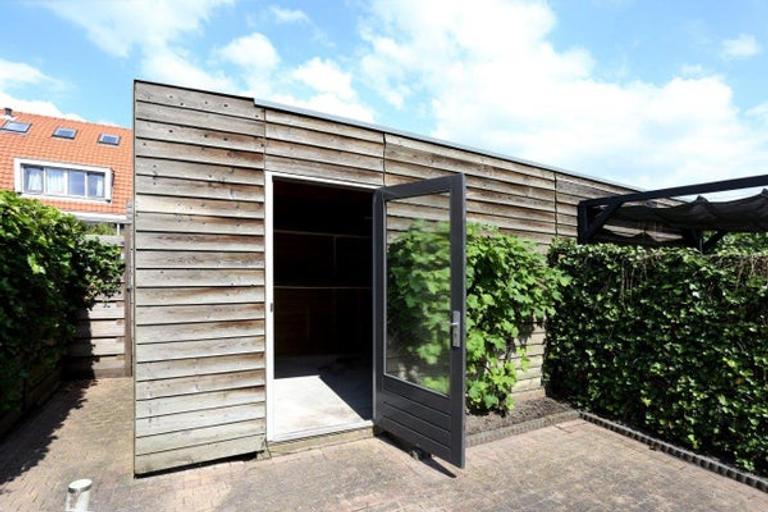 4-bedroom townhouse with sunny garden - Image 2