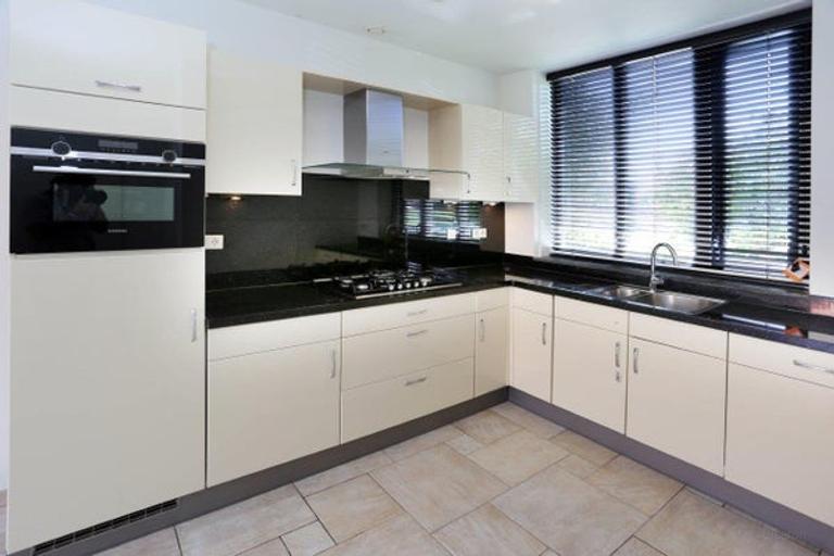 4-bedroom townhouse with sunny garden - Image 4