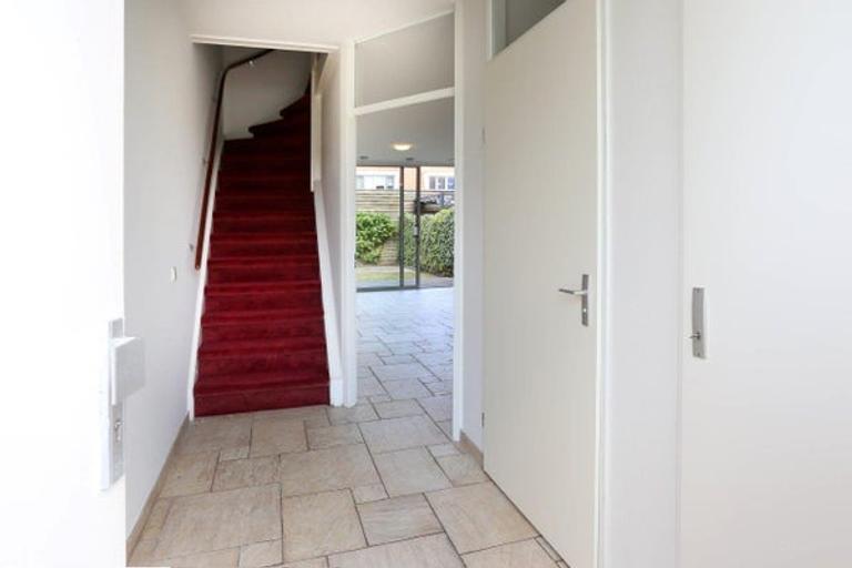 4-bedroom townhouse with sunny garden - Image 6