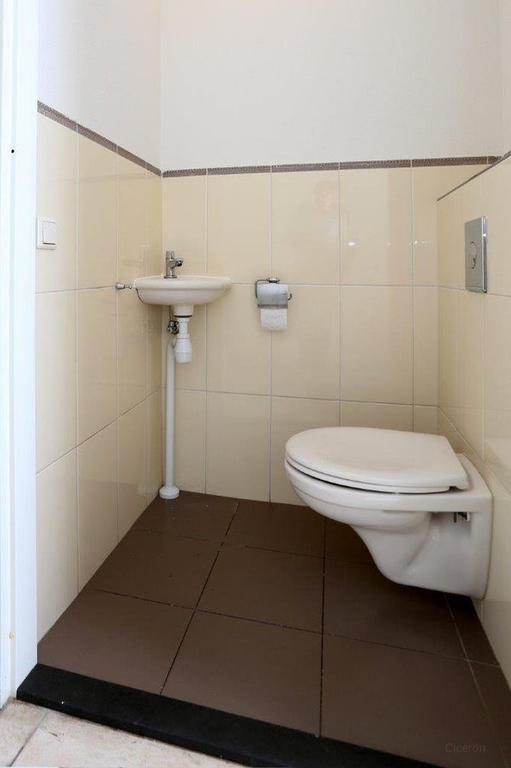 4-bedroom townhouse with sunny garden - Image 7