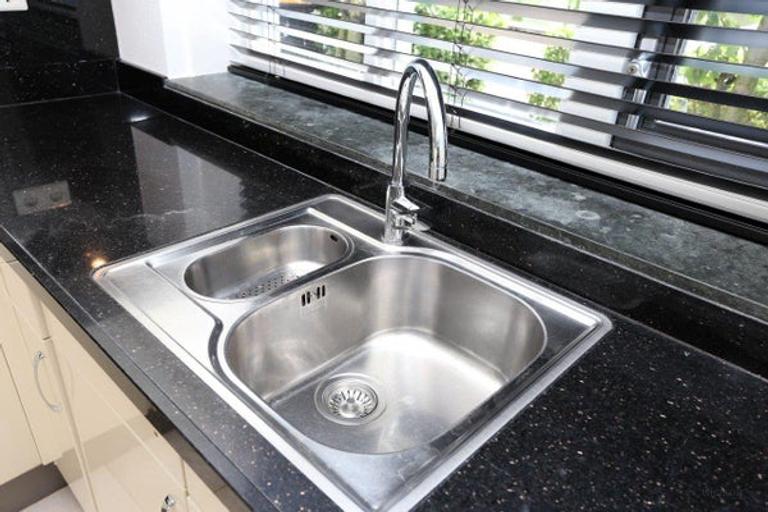 4-bedroom townhouse with sunny garden - Image 9