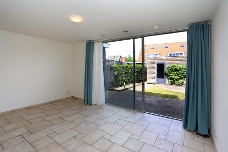 4-bedroom townhouse with sunny garden - Image 10