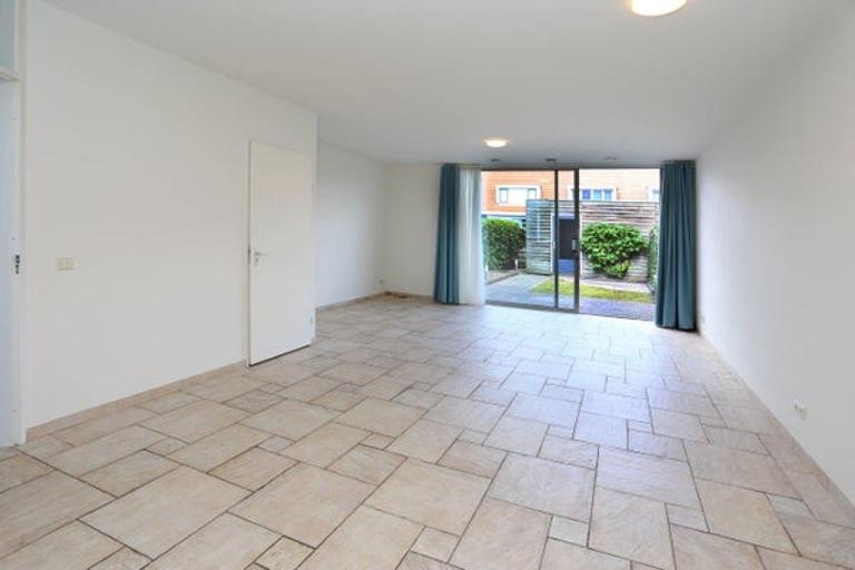 4-bedroom townhouse with sunny garden - Image 11