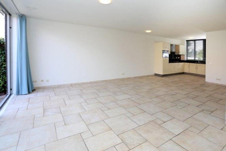 4-bedroom townhouse with sunny garden - Image 12