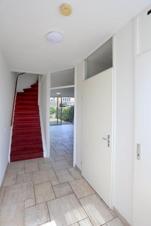 4-bedroom townhouse with sunny garden - Image 13