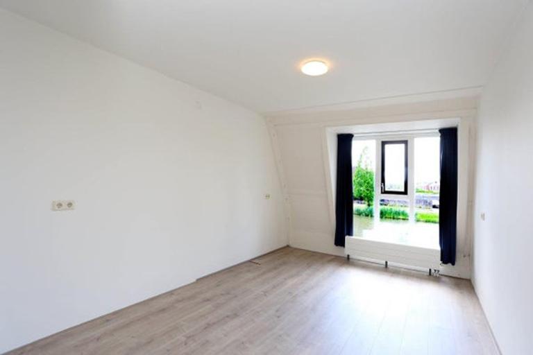 4-bedroom townhouse with sunny garden - Image 14