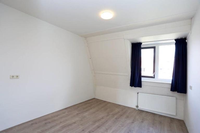 4-bedroom townhouse with sunny garden - Image 16