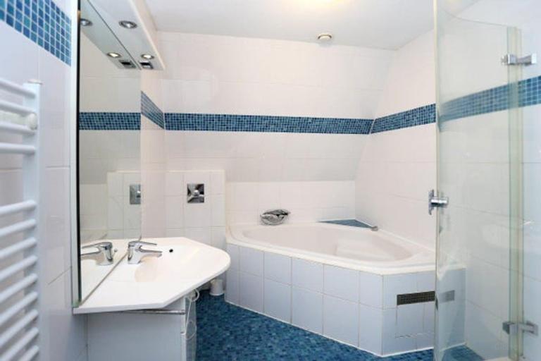 4-bedroom townhouse with sunny garden - Image 17