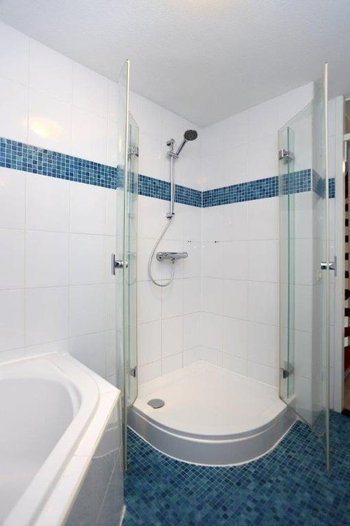 4-bedroom townhouse with sunny garden - Image 18