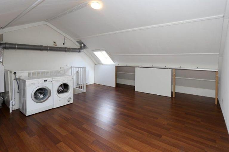 4-bedroom townhouse with sunny garden - Image 25
