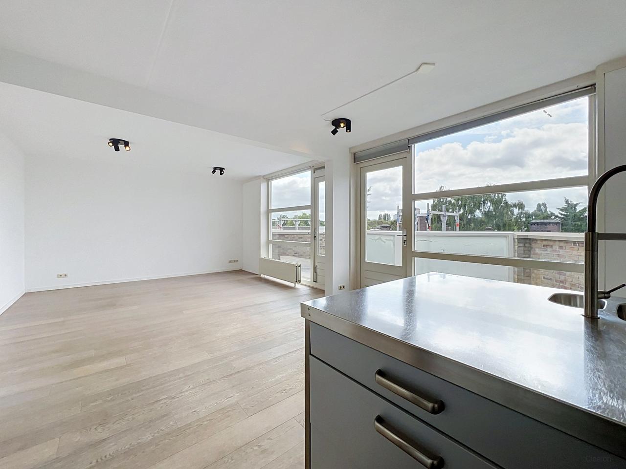 85 m2 met groot balkon in Amsterdam-Zuid - Afbeelding 2