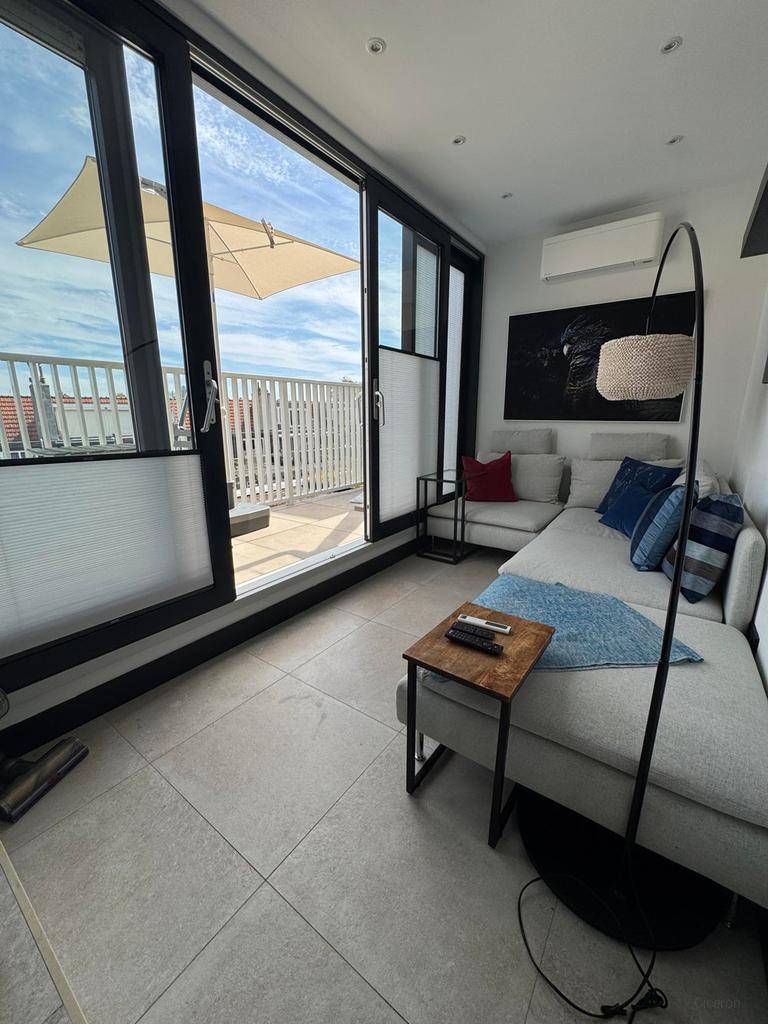 Bovenste etage met terras aan Europaplein - Afbeelding 2