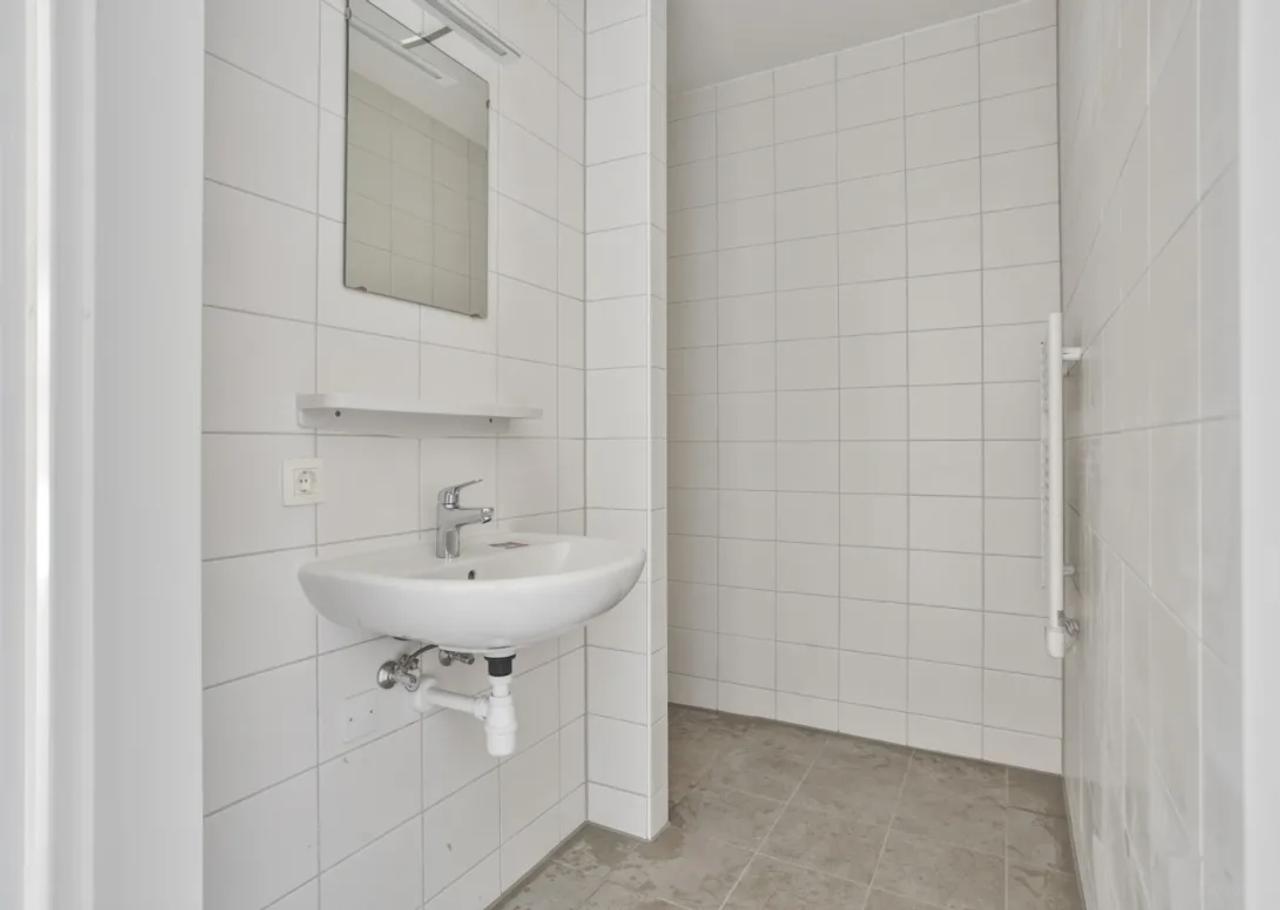 New 2-bedroom apartment with balcony - Image 20