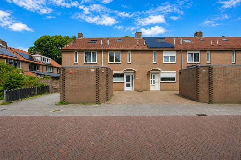 Family Home with Garden & Parking in Amstelveen - Image 2