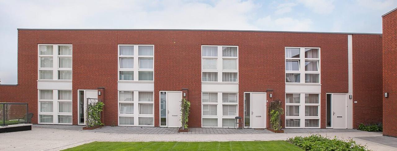 1-bedroom apartment with parking near station - Image 1